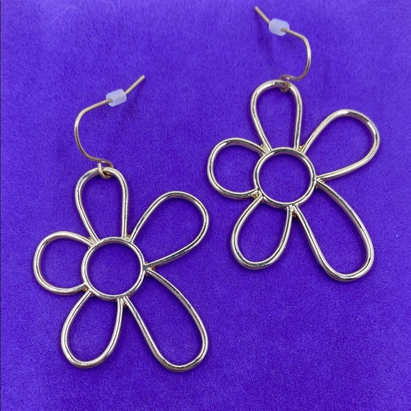 💛 Classic Gold Plated Flower Earrings - Picture 1 of 5